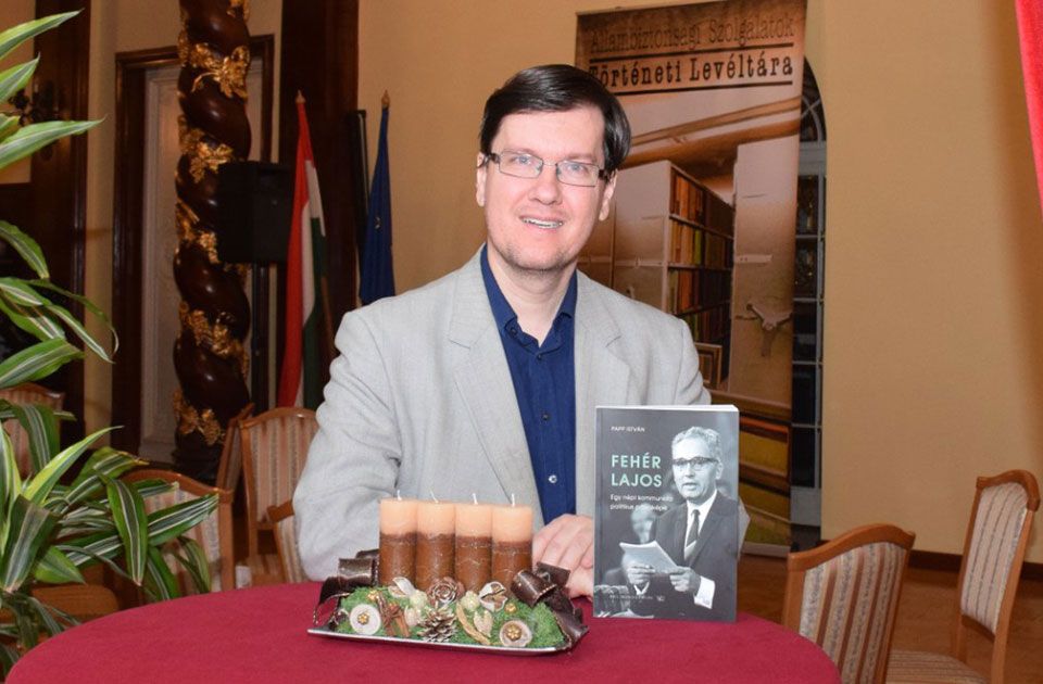 Kádár jobbján Biszku, balján Fehér Lajos